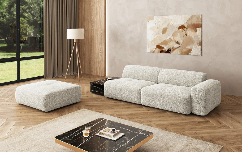 Designer Sofa Calm 3-Sitzer: Modernes Bouclé-Sofa mit Hocker und Beistelltisch