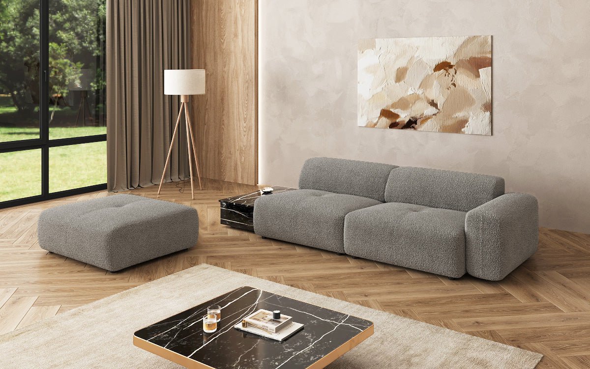 Designer Sofa Calm 3-Sitzer: Modernes Bouclé-Sofa mit Hocker und Beistelltisch