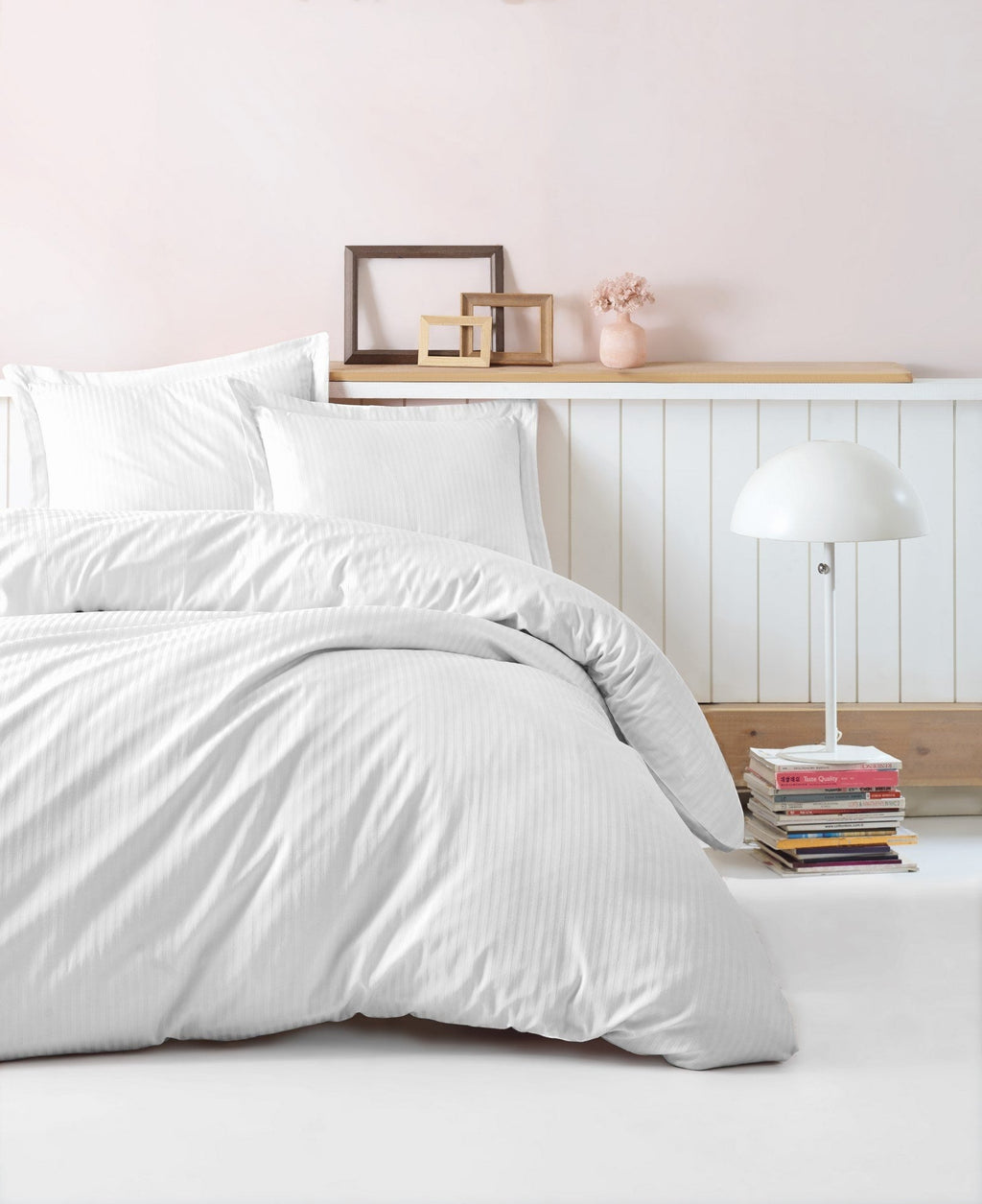 Edles Satin-Bettwäsche-Set: Weiß, elegant gestreift, luxuriöser Schlafgenuss