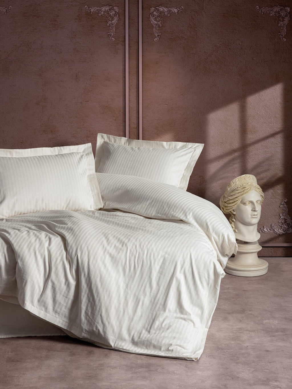 Edles Beige Satin Bettwäsche-Set: Luxuriöser Schlaf in Streifen-Design