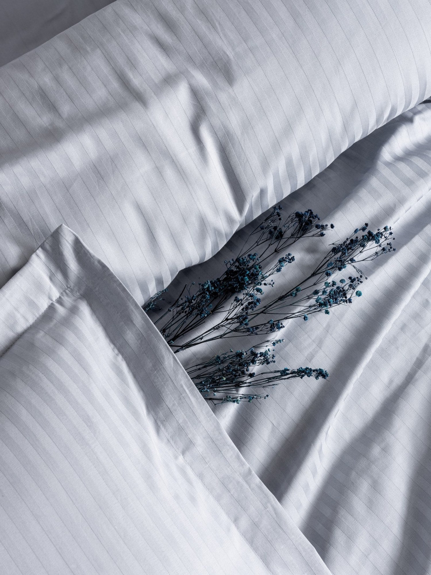 Luxuriöses Satin-Bettwäsche-Set: Elegante Streifen in Grau für Schlafzimmer-Komfort