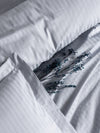 Luxuriöses Satin-Bettwäsche-Set: Elegante Streifen in Grau für Schlafzimmer-Komfort