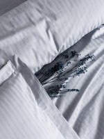 Lade das Bild in den Galerie-Viewer, Luxuriöses Satin-Bettwäsche-Set: Elegante Streifen in Grau für Schlafzimmer-Komfort

