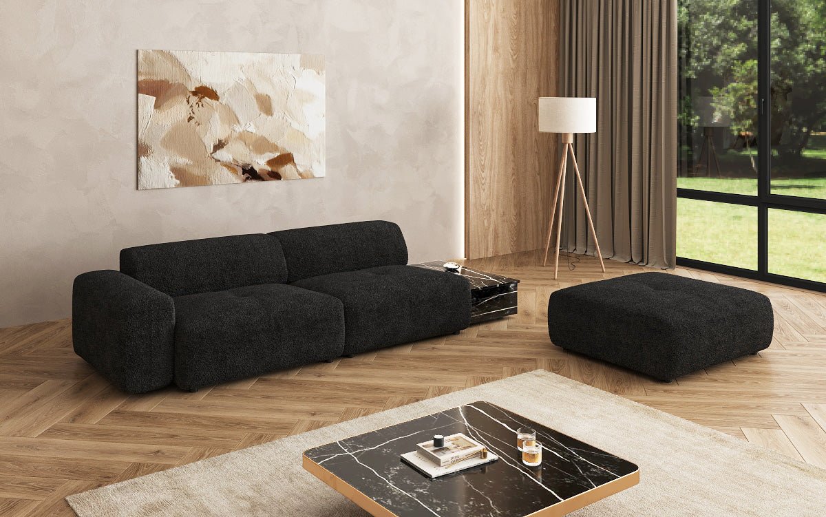 Designer Sofa Calm 3-Sitzer: Modernes Bouclé-Sofa mit Hocker und Beistelltisch