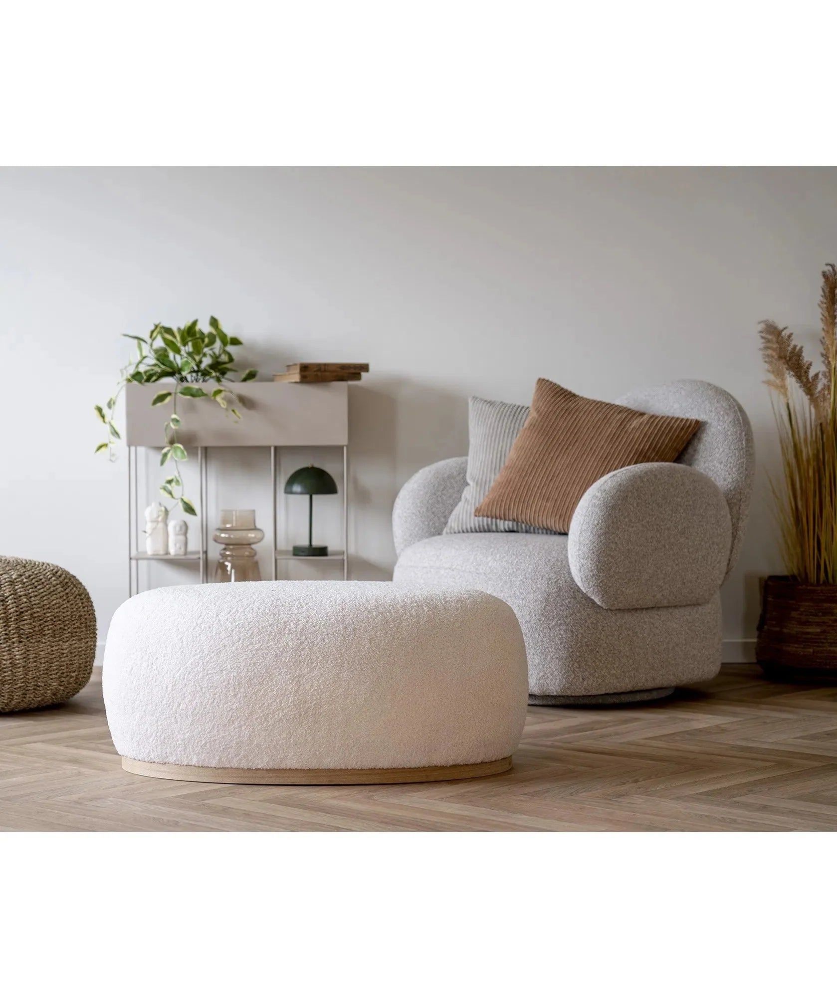 Eleganter Weißer Bouclé Beistellhocker Versailles – Stilvolles Multifunktionsmöbel für Zuhause