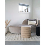 Lade das Bild in den Galerie-Viewer, Lorea Luxuriöser Bouclé Beistellhocker Beige: Stilvoller Polsterhocker für Wohnzimmer
