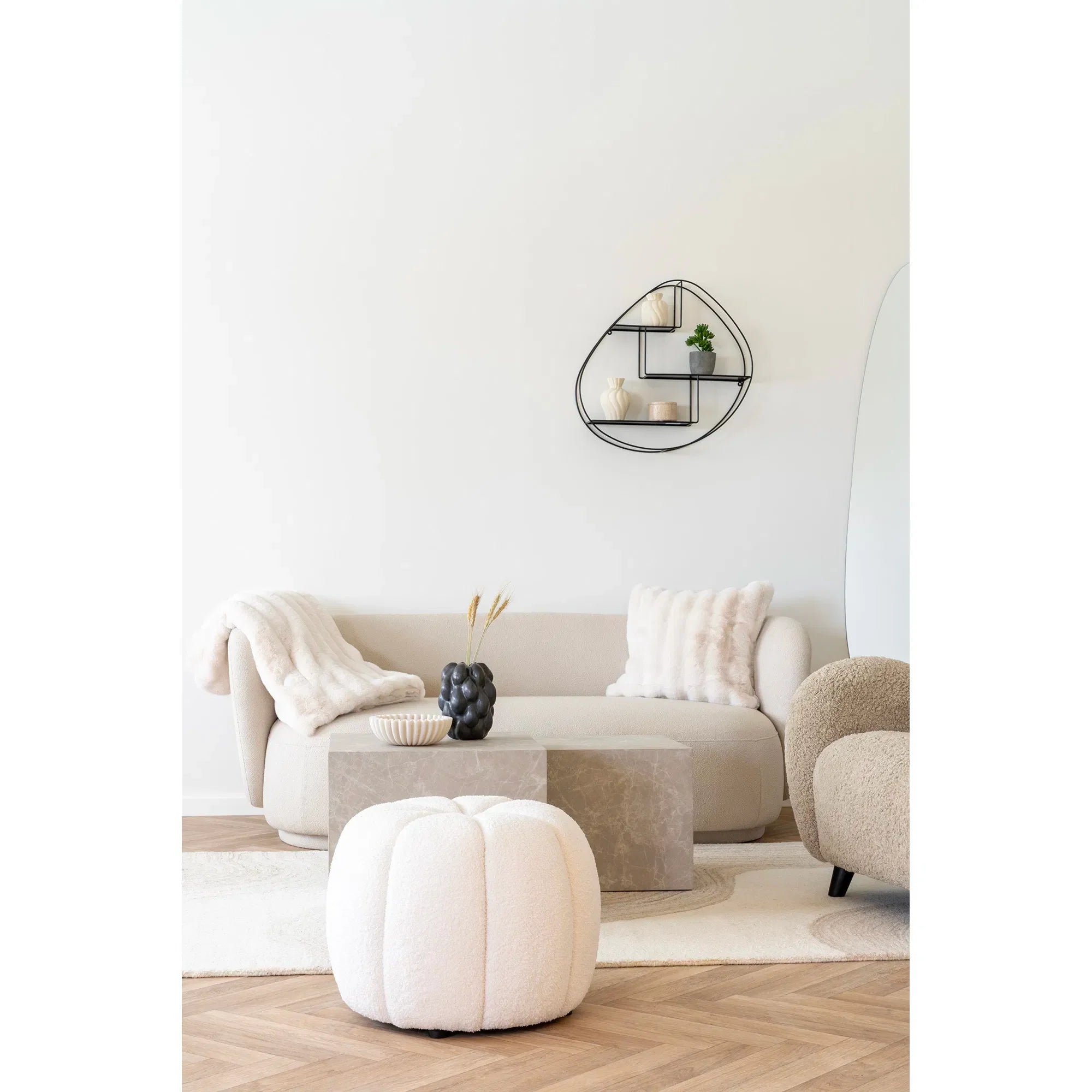 Luxuriöse Tao Kunstfell-Tagesdecke Beige – Flauschig Weich für Gemütliche Stunden