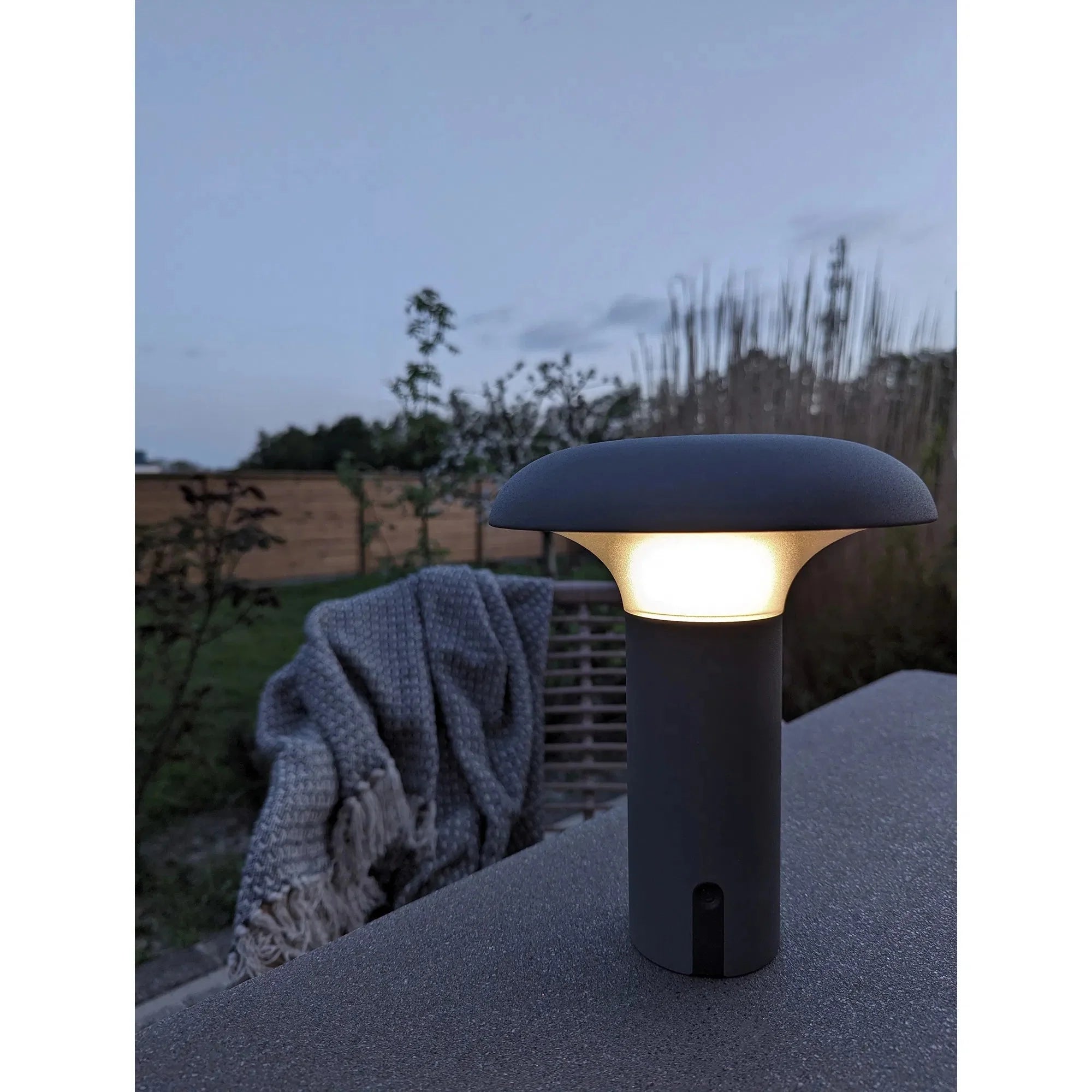 Wiederaufladbare LED Tischlampe Sienna: Stilvolles Akzentlicht für Innen & Außen