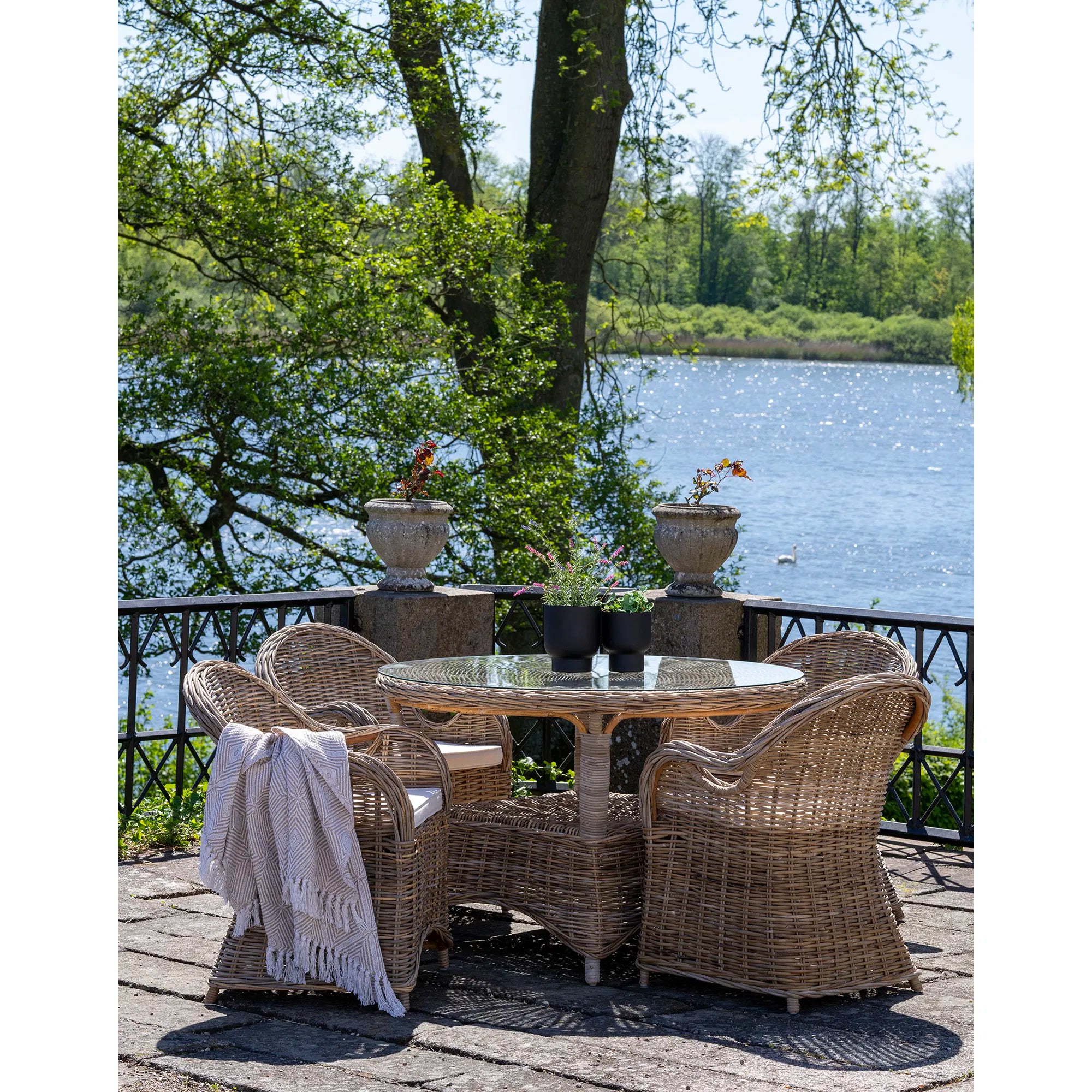 Larissa Outdoor Esstisch: Rund Ø120cm, Robustes Rattan, Stahl & Glas