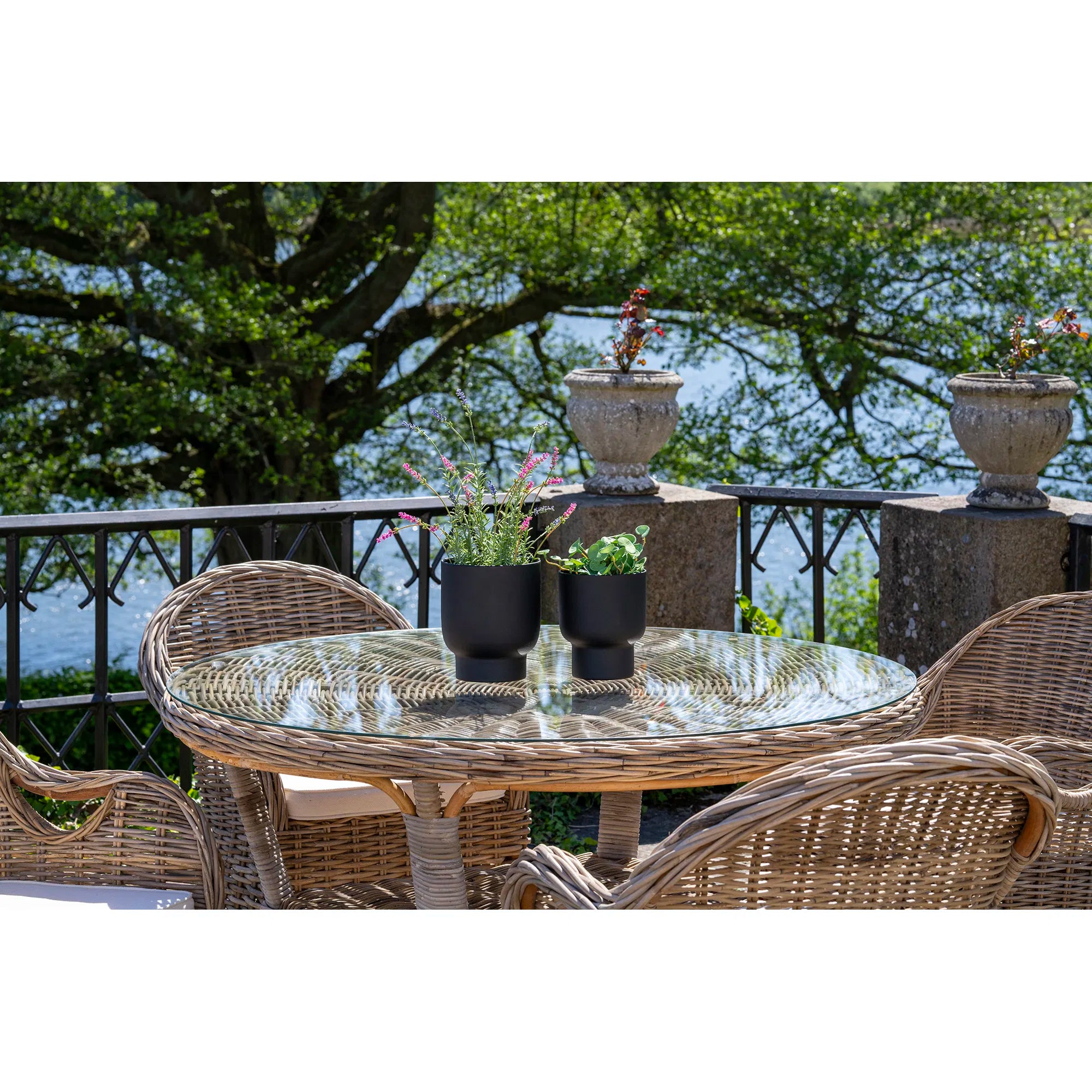 Larissa Outdoor Esstisch: Rund Ø120cm, Robustes Rattan, Stahl & Glas