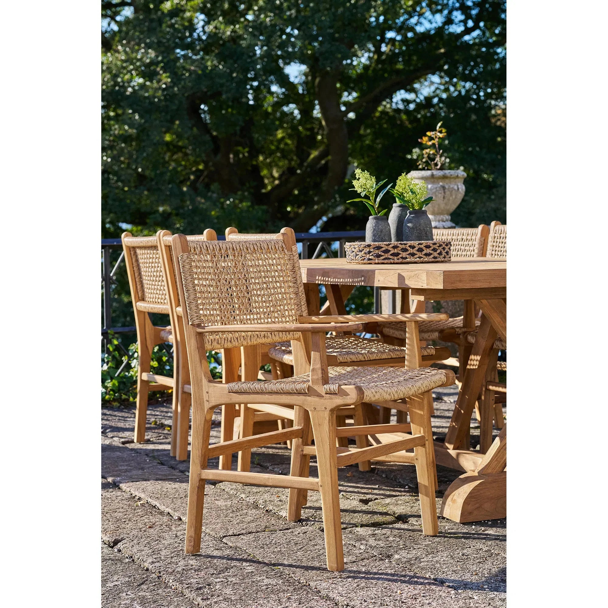 Robuster Capri Gartenstuhl mit Armlehnen aus edlem Teakholz für draußen