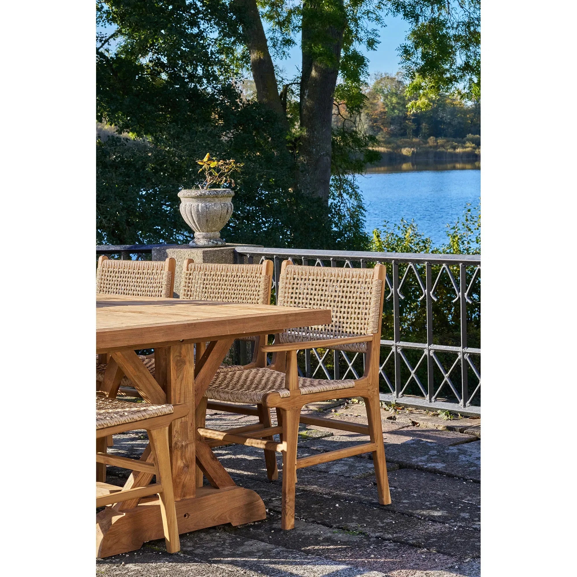 Robuster Capri Gartenstuhl mit Armlehnen aus edlem Teakholz für draußen