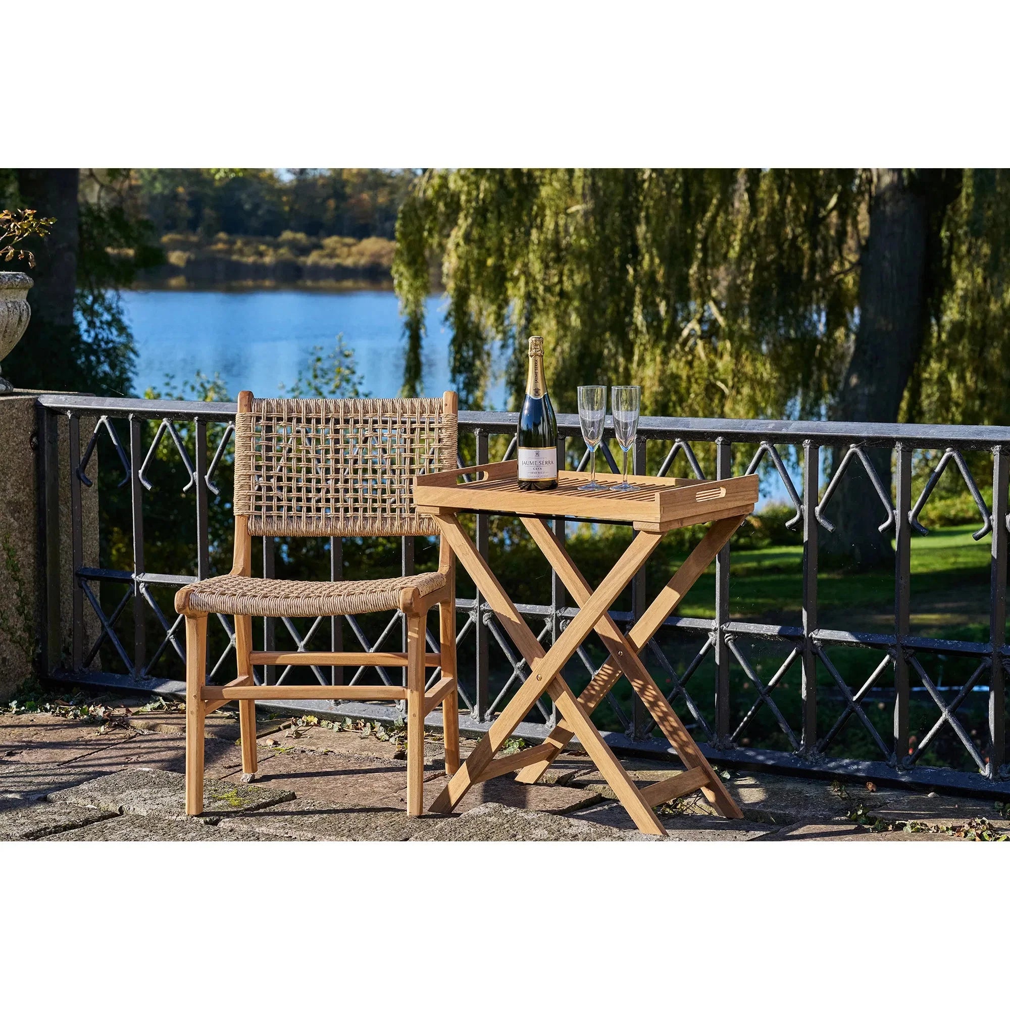 Riviera Teakholz-Beistelltisch mit abnehmbarem Tablett für Garten und Balkon