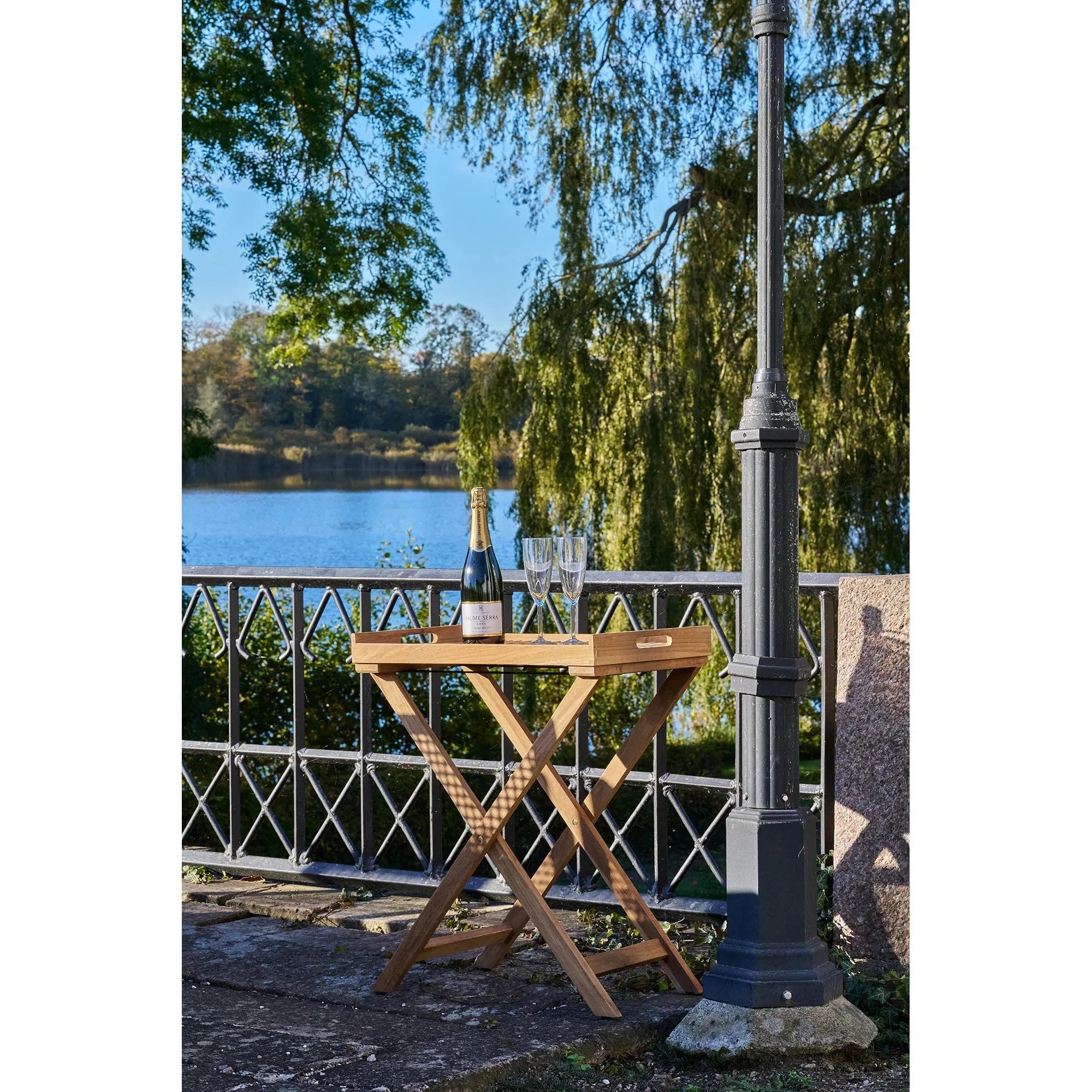 Riviera Teakholz-Beistelltisch mit abnehmbarem Tablett für Garten und Balkon
