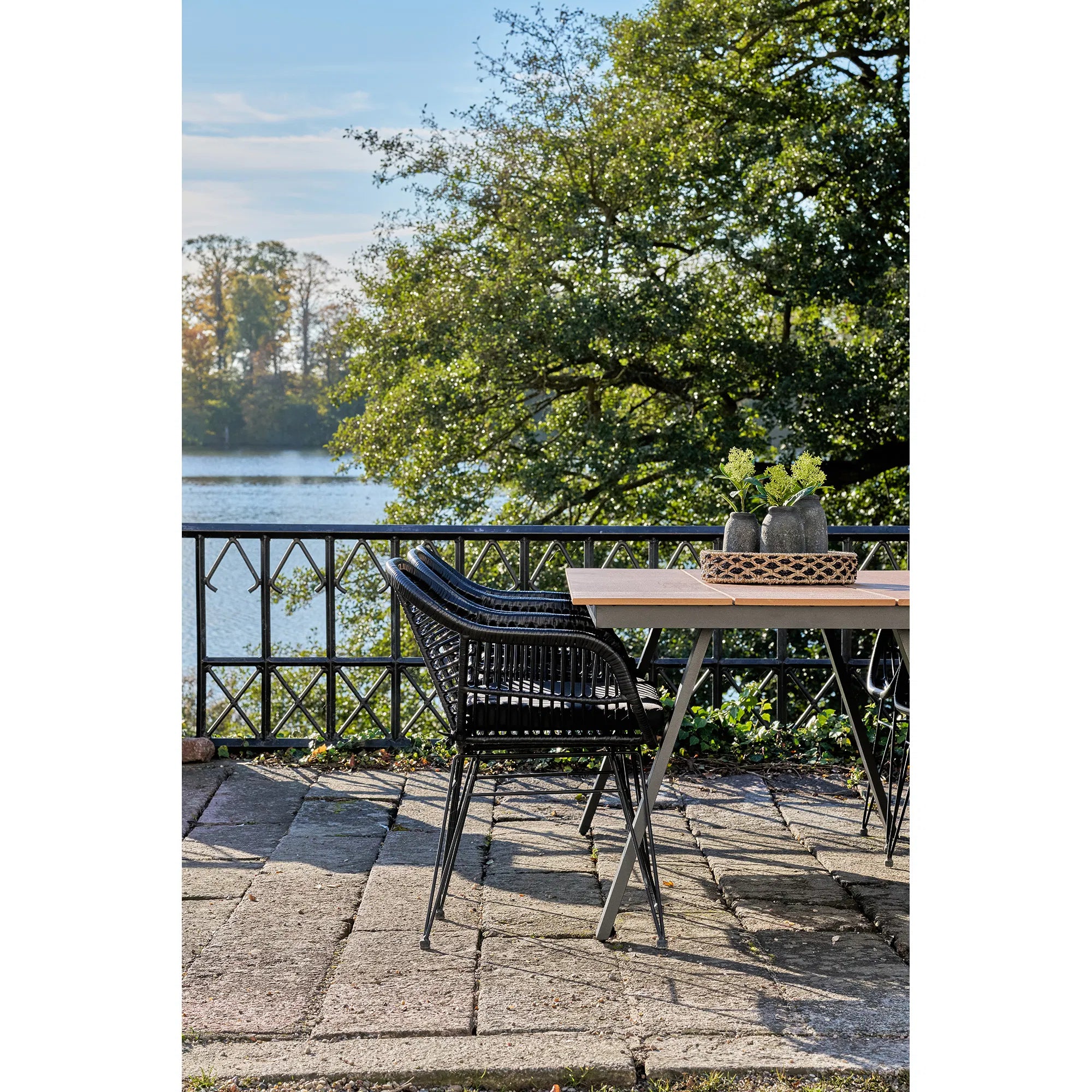 Lorenzo Garten-Esstisch: Robustes Nonwood, elegantes Aluminium, Natur/Schwarz Design