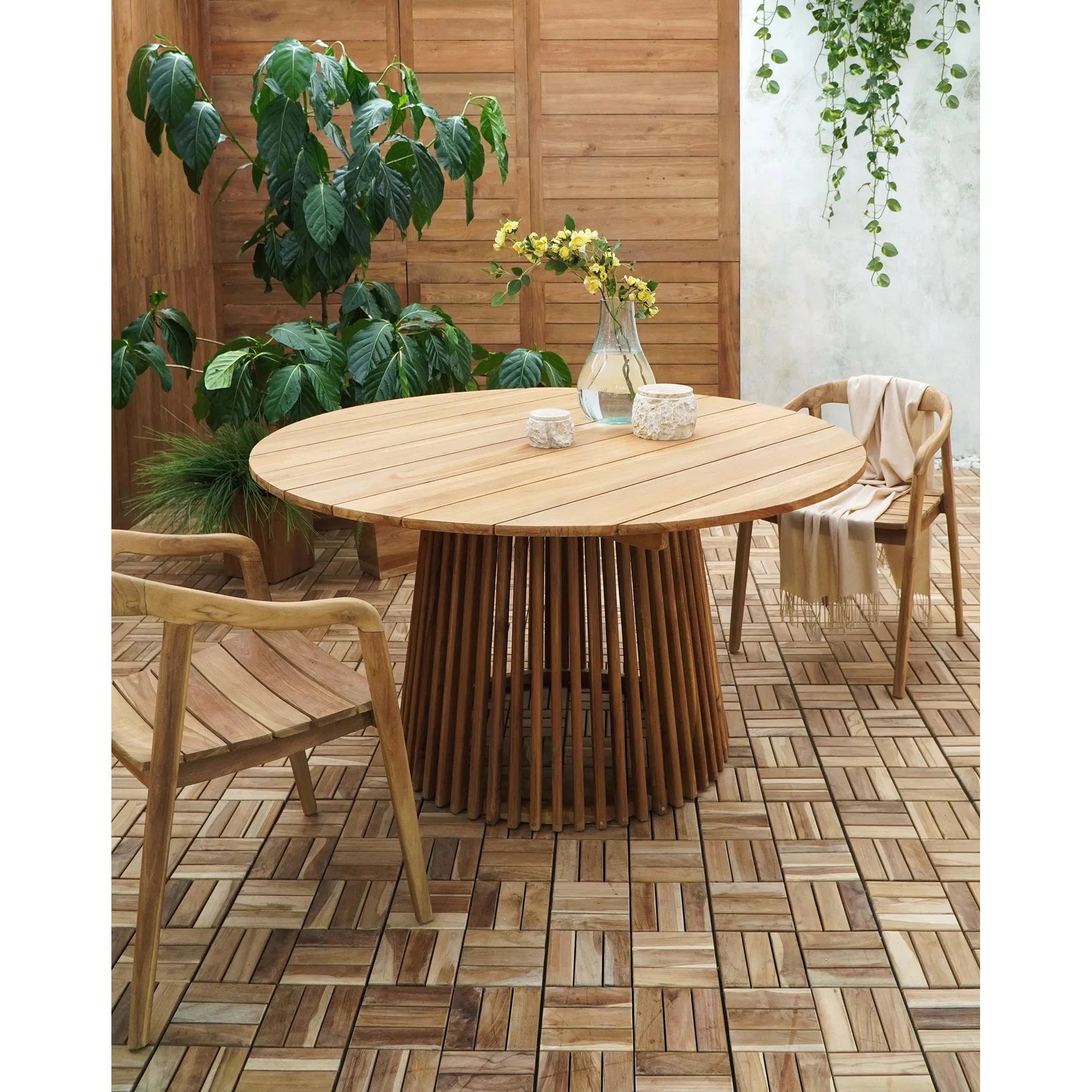 Robuster Garten Esstisch Varese aus Teakholz: Wetterfest, Rund, Ø120x75 cm