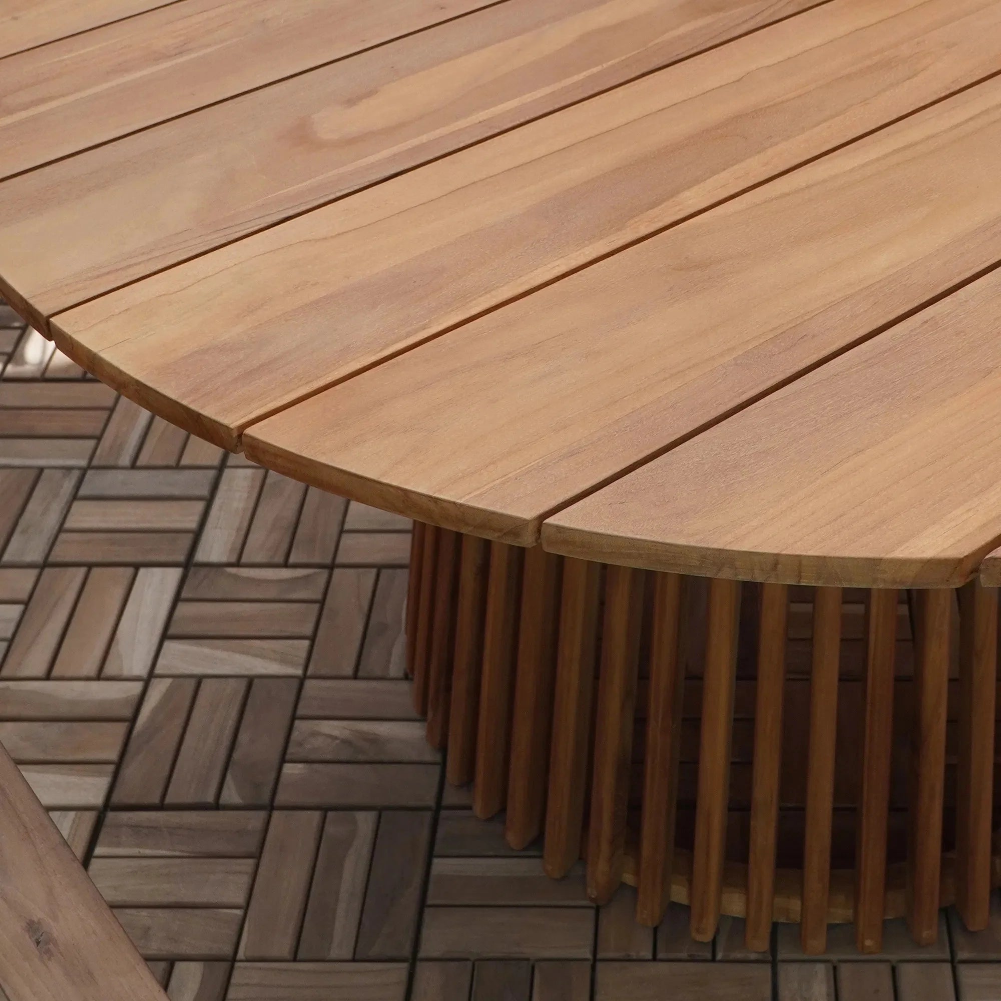 Robuster Garten Esstisch Varese aus Teakholz: Wetterfest, Rund, Ø120x75 cm