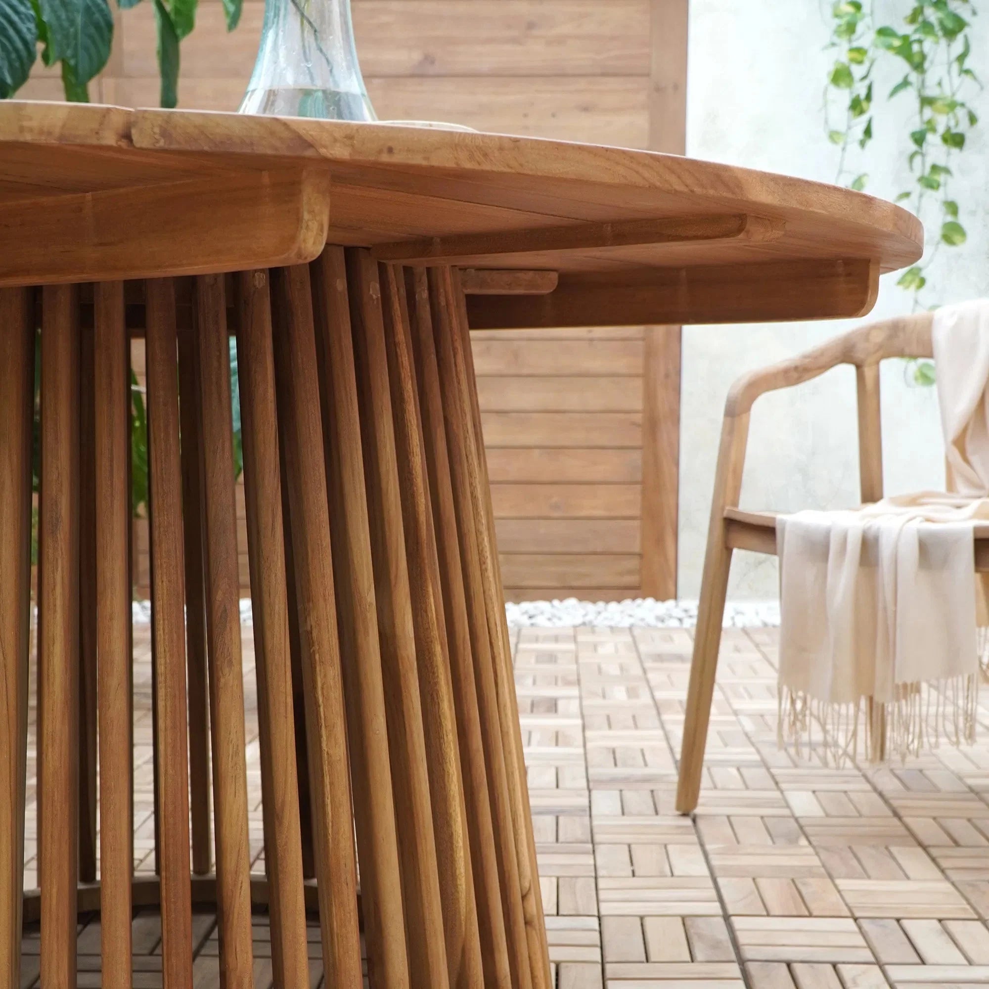 Robuster Garten Esstisch Varese aus Teakholz: Wetterfest, Rund, Ø120x75 cm