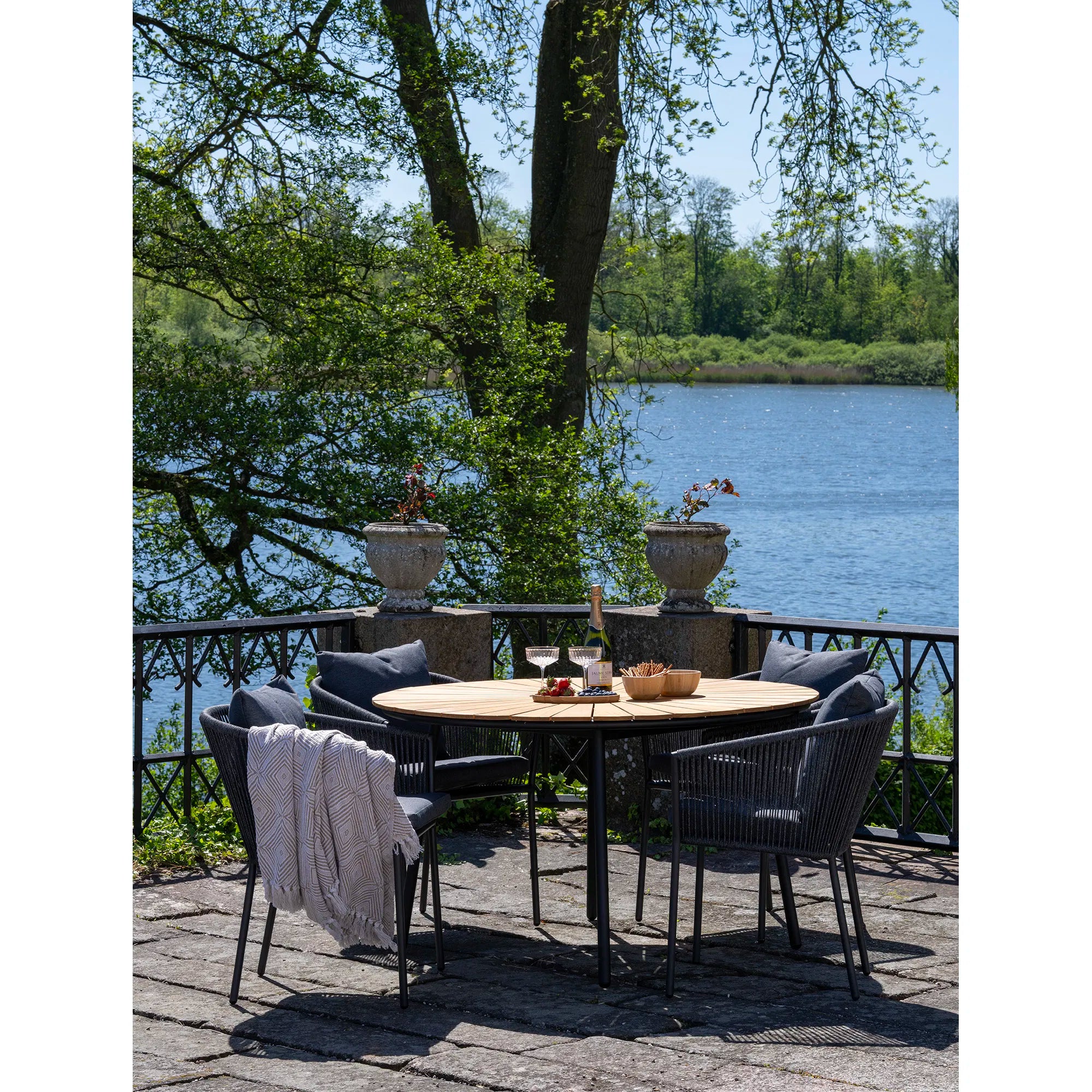 Eleganter Modena Garten Esstisch: Robuste Teakholzplatte, Schwarzes Metallgestell, Ø130cm Outdoor-Design