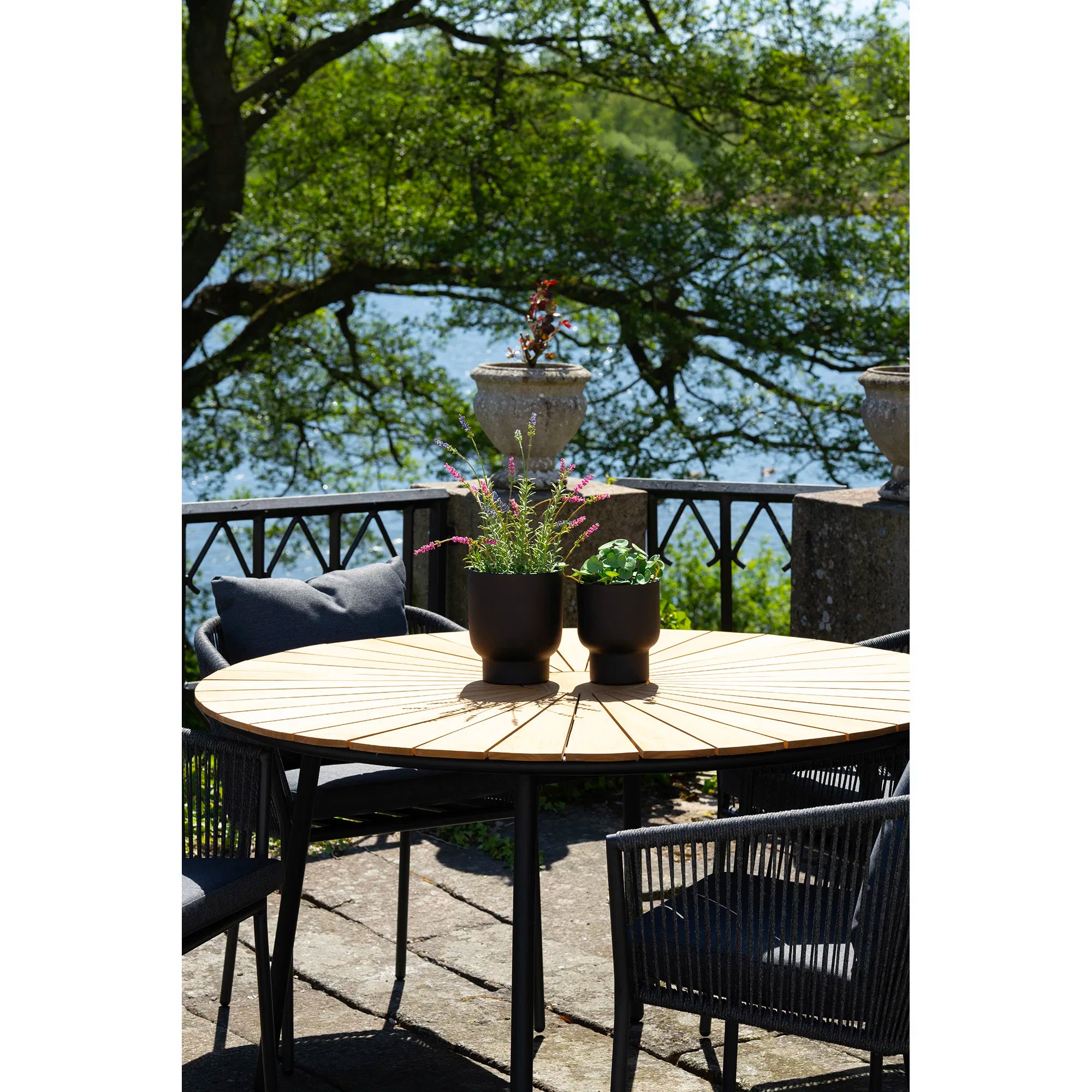 Eleganter Modena Garten Esstisch: Robuste Teakholzplatte, Schwarzes Metallgestell, Ø130cm Outdoor-Design