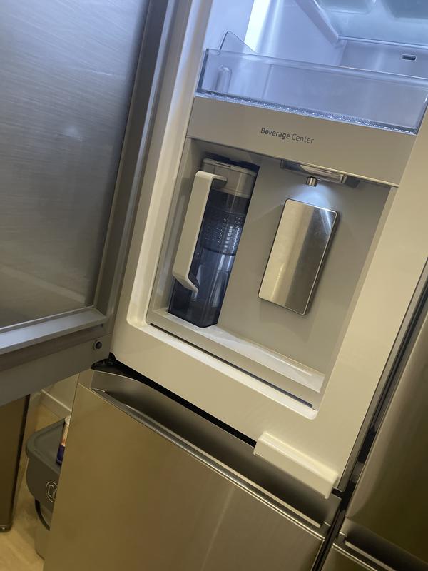 Intelligenter Samsung Family Hub+ French Door Kühlschrank mit AI Vision und Beverage Center