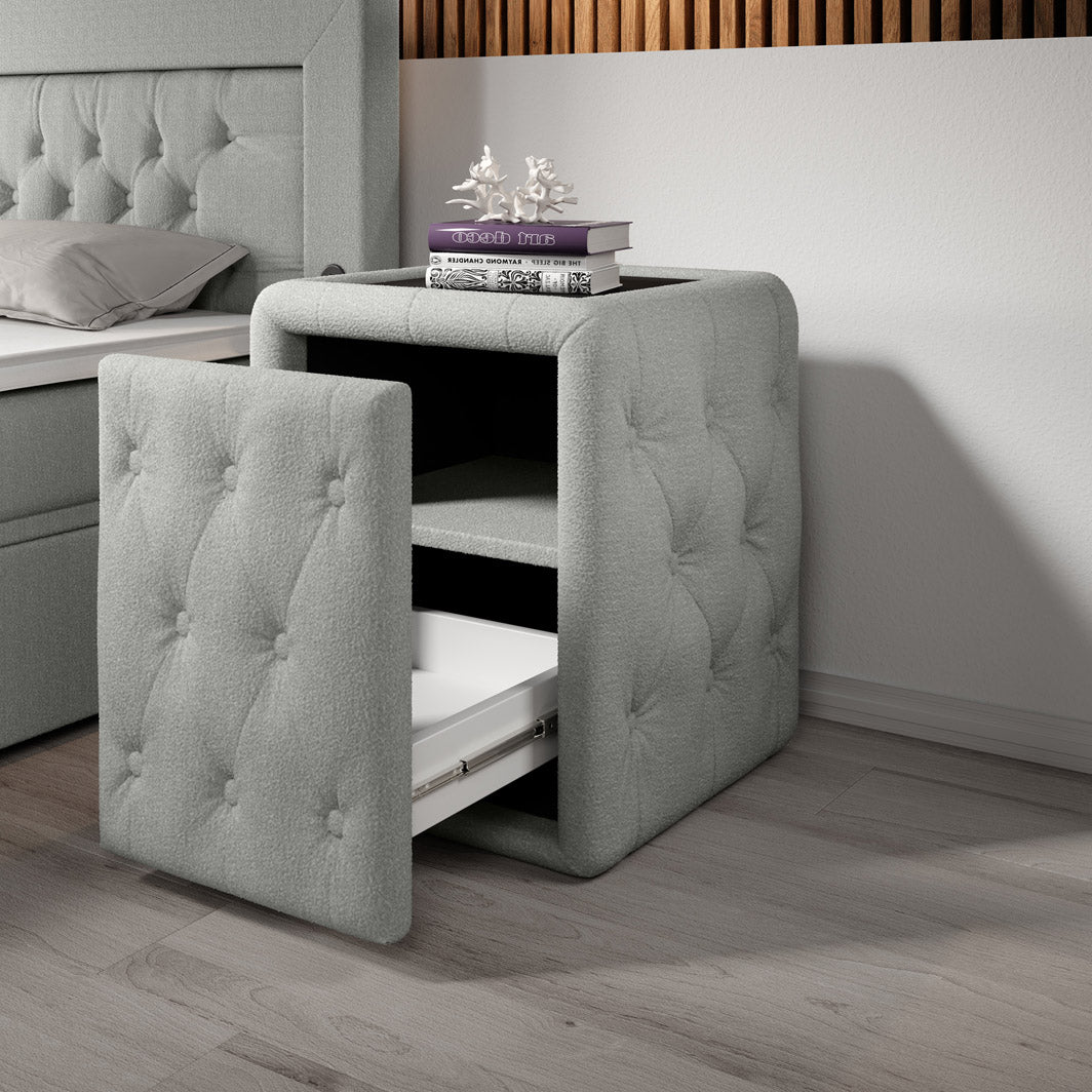 Eleganter Designer Josy Nachttisch mit Bouclé-Stoffbezug für modernes Schlafzimmer