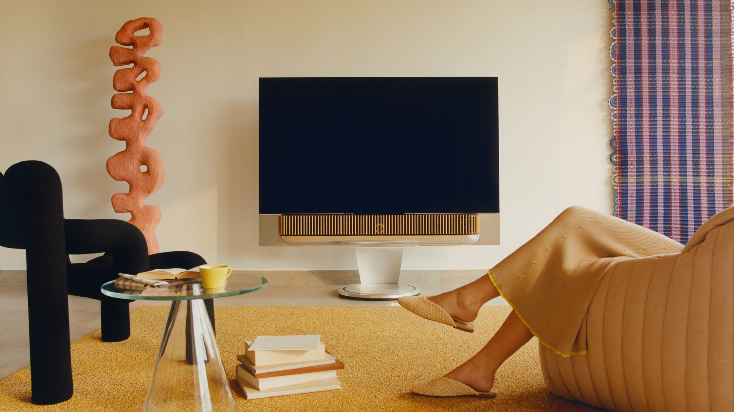 Beovision Theatre: Premium 4K OLED Dolby Atmos Heimkino TV mit anpassbarem Design