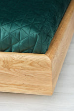 Lade das Bild in den Galerie-Viewer, Massives Eichenholzbett Valent: Eleganter Stauraum, Modernes Design, Perfekter Schlafkomfort
