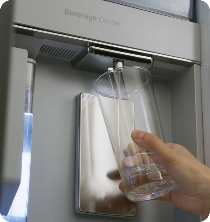 Intelligenter Samsung Family Hub+ French Door Kühlschrank mit AI Vision und Beverage Center
