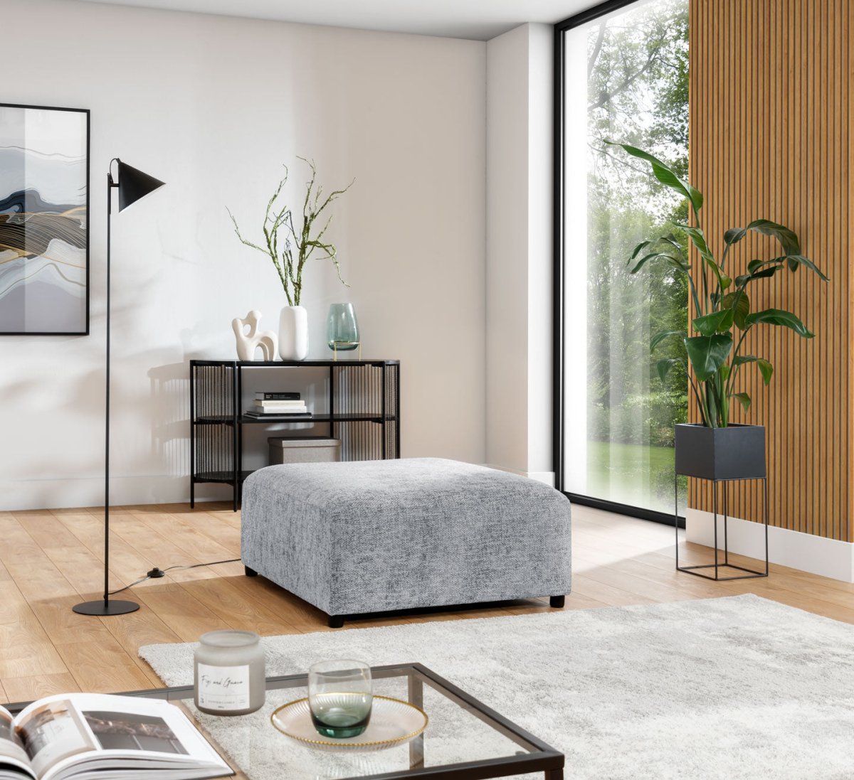 Eleganter Designer Beistellhocker Napoli: Samtiger Komfort für Ihr stilvolles Zuhause