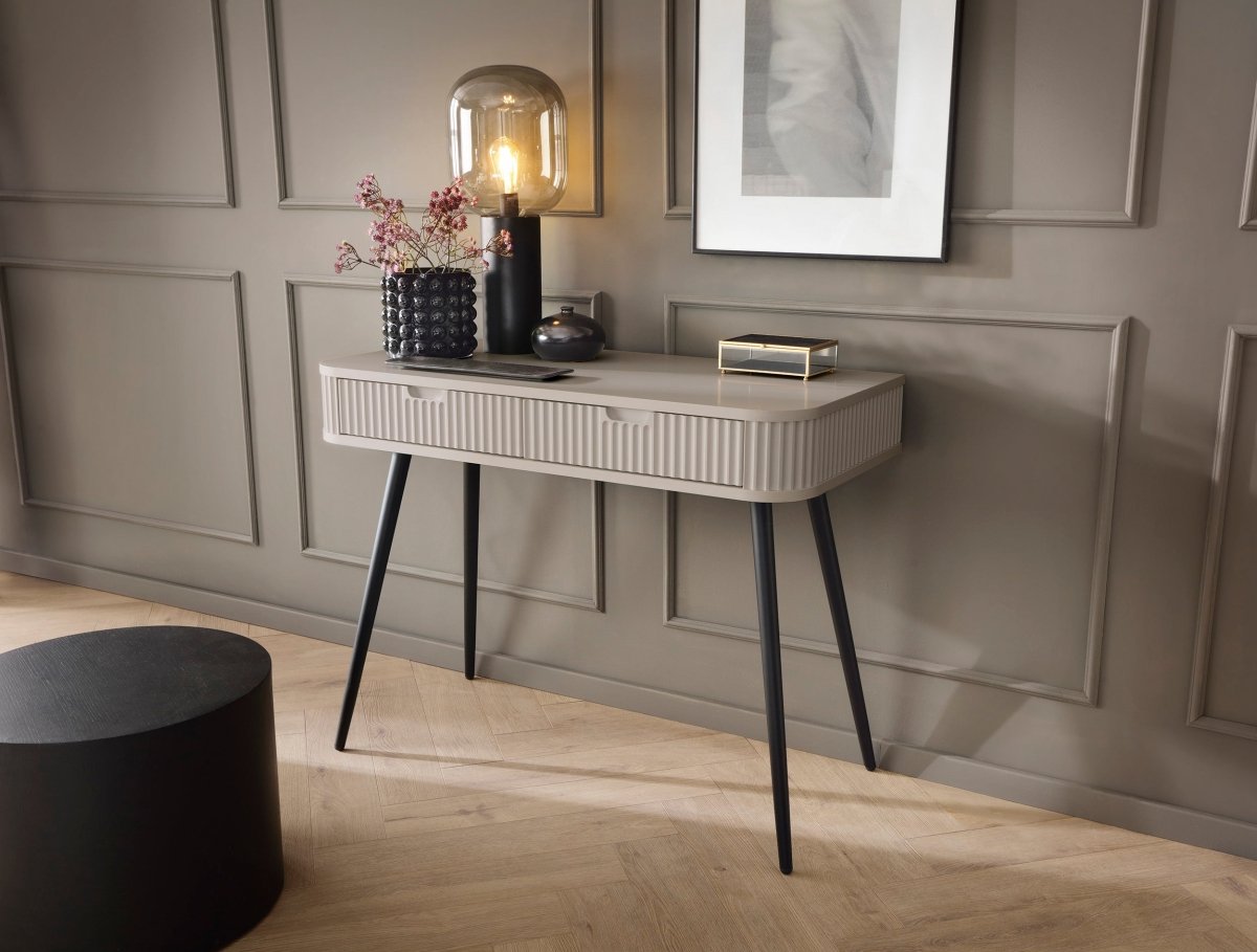 Elegante Zelo III Designer Kommode: Hochglanz, Stauraum, stabile Metallfüße