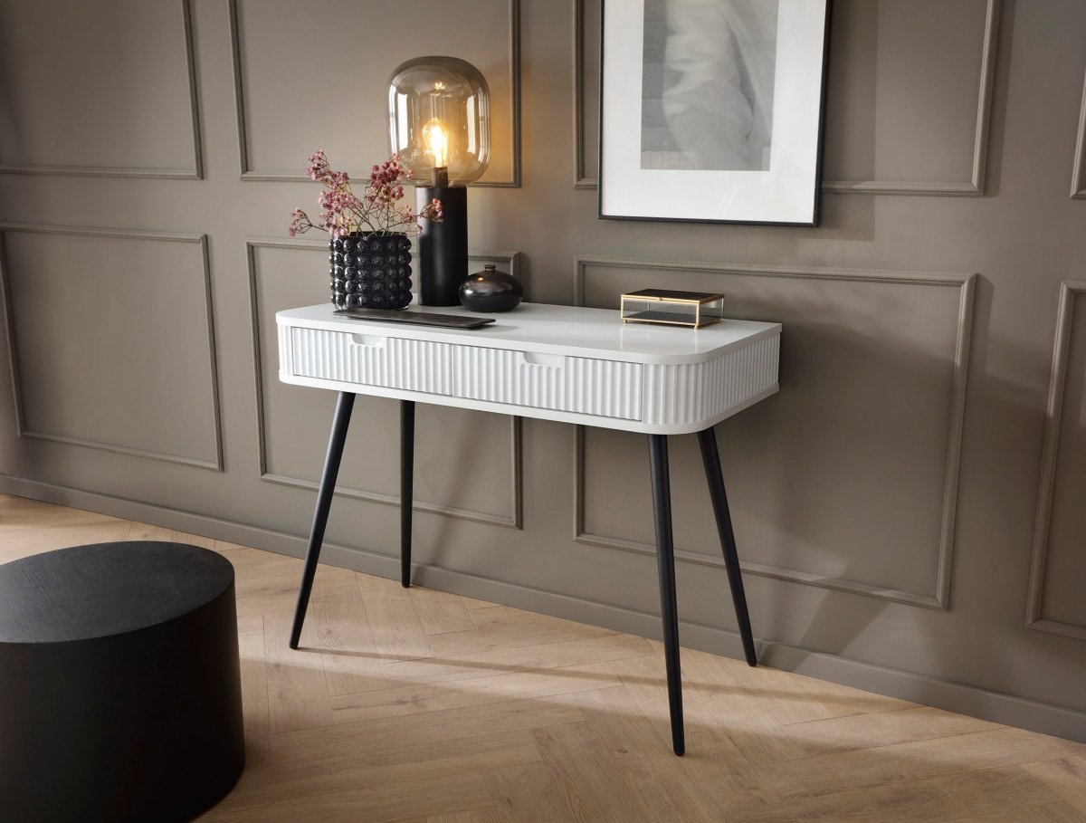 Elegante Zelo III Designer Kommode: Hochglanz, Stauraum, stabile Metallfüße