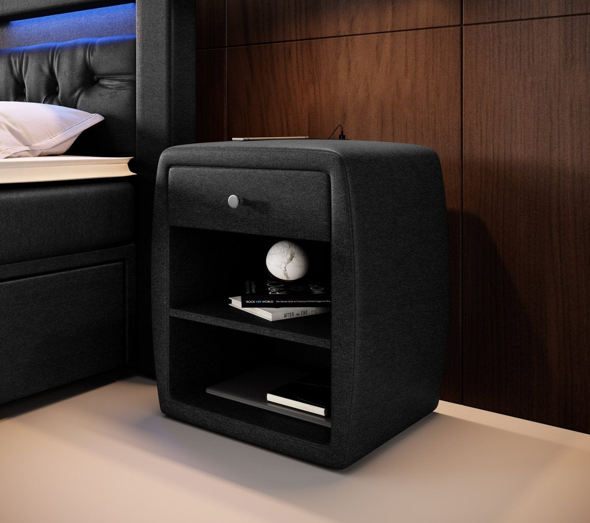 Luxuriöser Designer Nachttisch Amalia mit USB-Anschluss, Stoffbezug, Modernes Schlafzimmer Möbel