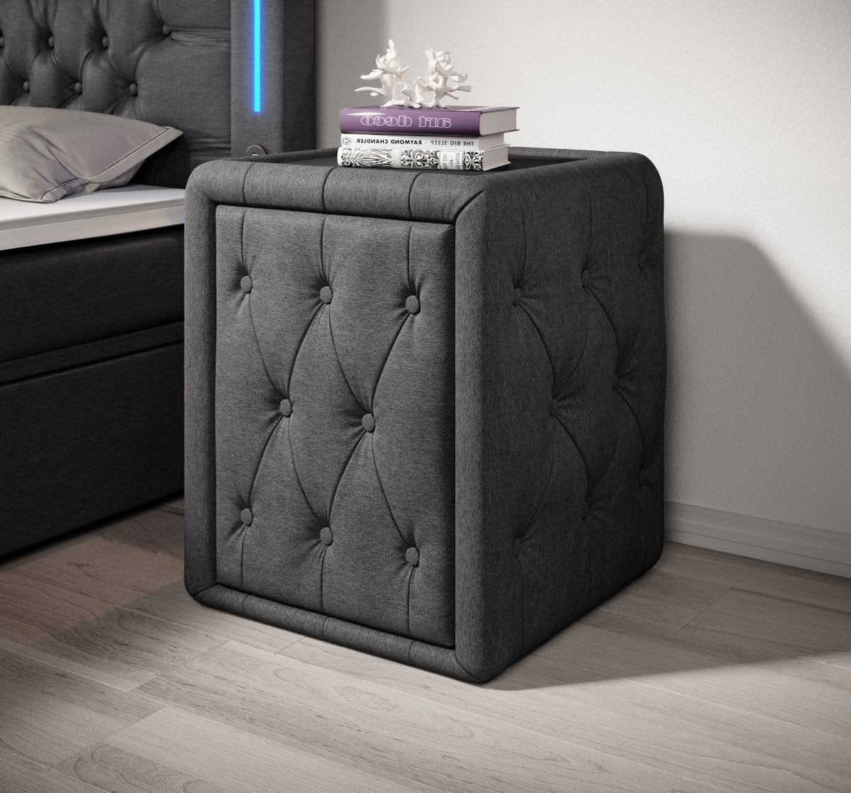 Eleganter Designer Nachttisch Tria aus Stoff – Modernes Schlafzimmer Nachtkästchen