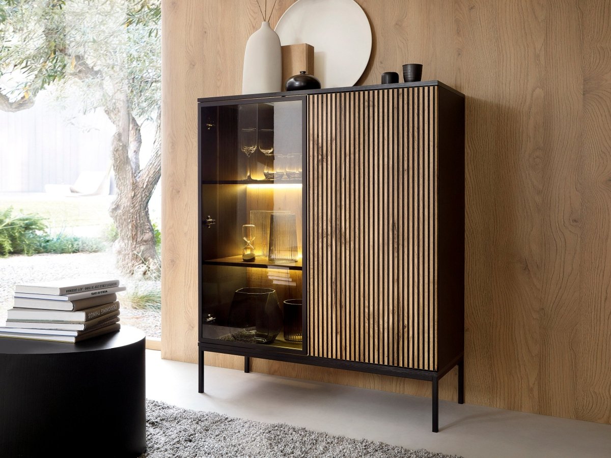 Elegante Designer Nayra Glasvitrine mit LED-Beleuchtung für Modernes Wohnzimmer