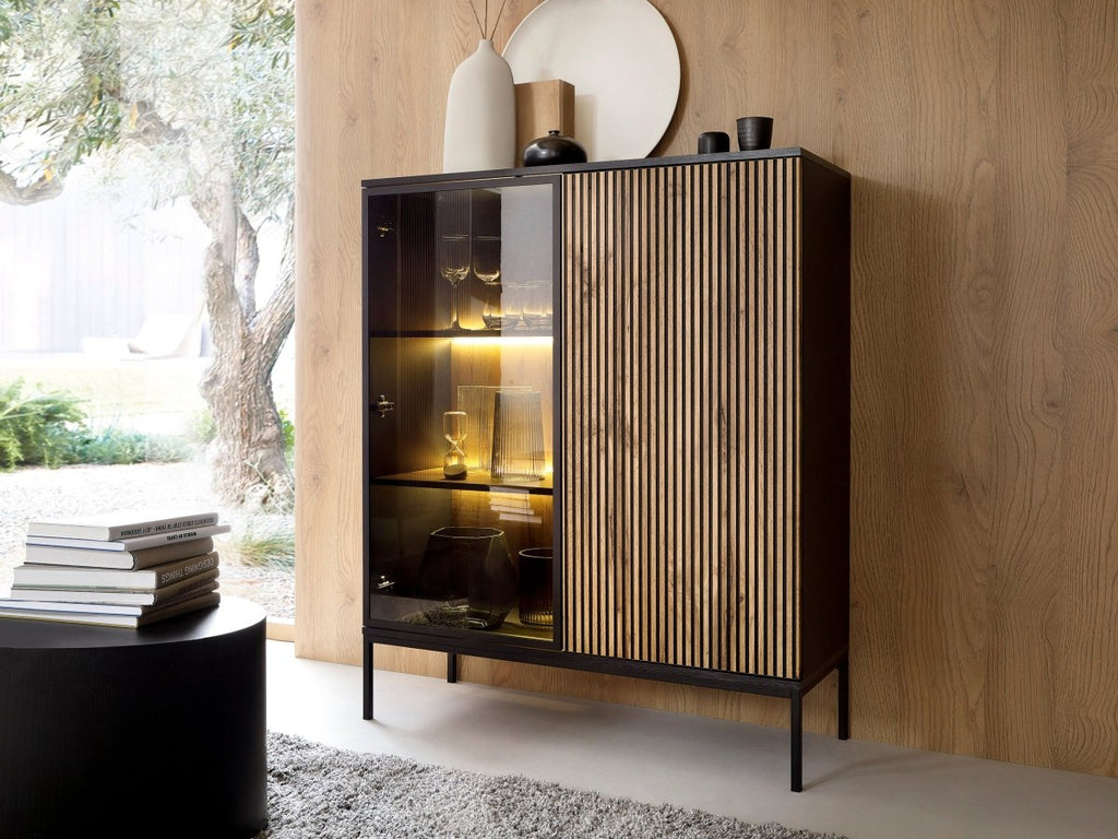 Elegante Designer Nayra Glasvitrine mit LED-Beleuchtung für Modernes Wohnzimmer