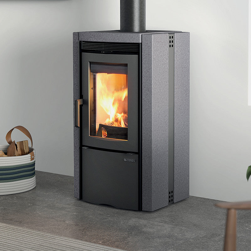 Ester BII Holzofen: Kompakt, 7,5 kW, Vulkanstein, 25 cm Scheite, effizient