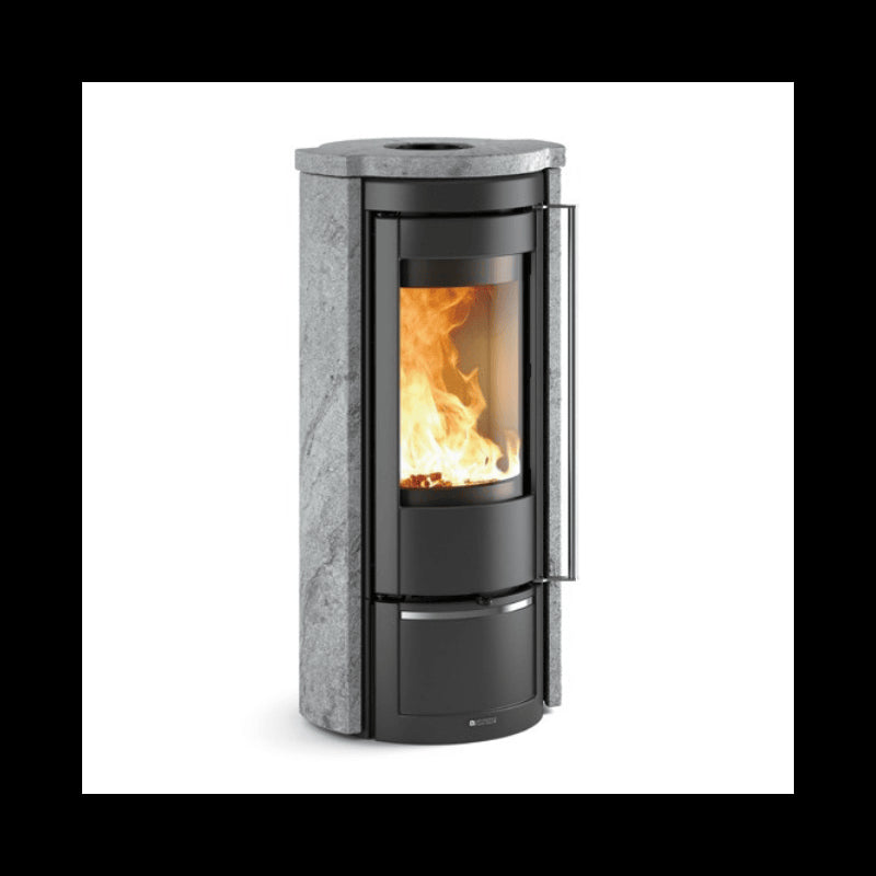 Liù Pietra Holzofen 7,5 kW mit großzügiger Steinoptik für Wohnräume