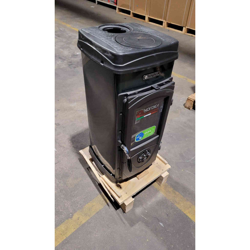 Kompakter La Nordica Super Junior Holzofen: Effizient, Robust, 6,3 kW Leistung und Grün zertifiziert