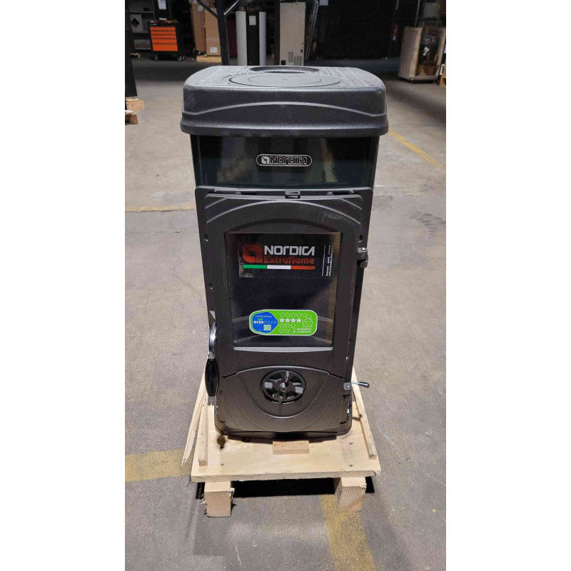 Kompakter La Nordica Super Junior Holzofen: Effizient, Robust, 6,3 kW Leistung und Grün zertifiziert