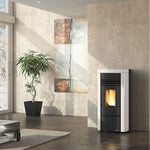 Lade das Bild in den Galerie-Viewer, Angela Plus Evo 8 kW Pelletheizung – wasserdicht, kanalisierbar, Extraflame
